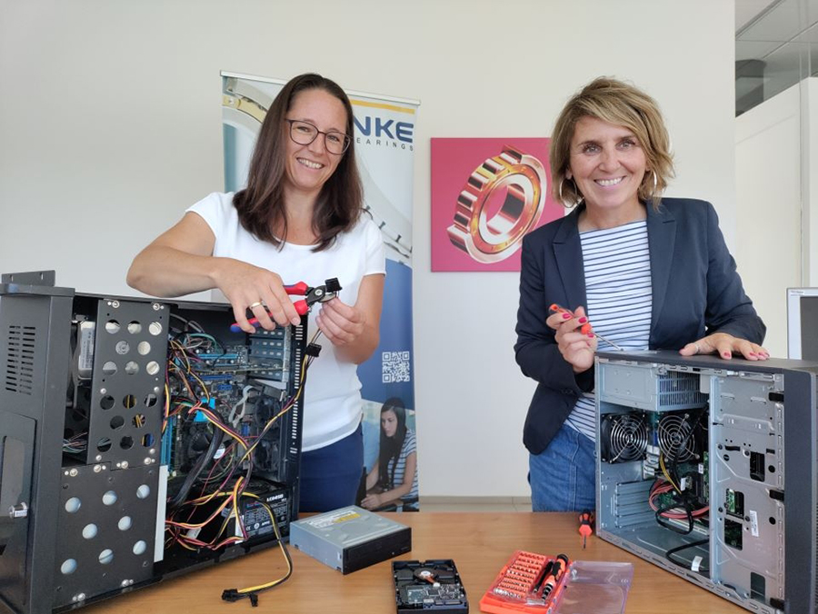 Veronika Krempl (NKE Austria, links) und Daniela Zeiner (TIC Steyr / CoderDojo Steyr) mit offenem Computer Tower