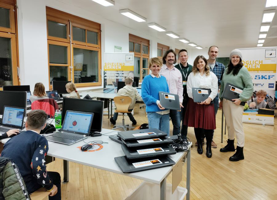 Coderdojo Mitarbeiter mit gespendeten Laptops