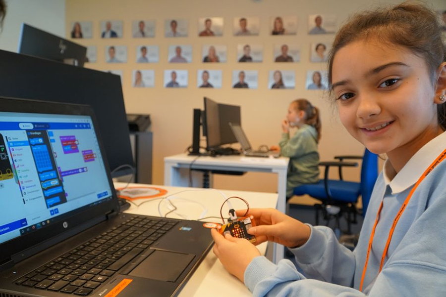Mädchen programmiert Microbits