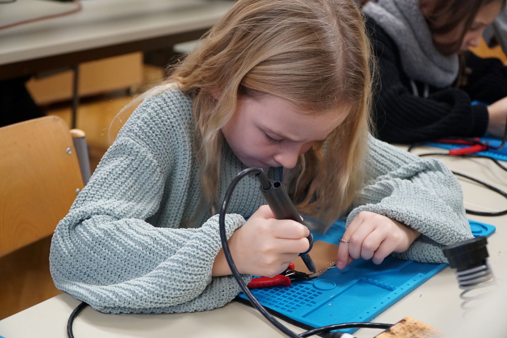Mädchen lötet im Löt-Special von CoderDojo Steyr