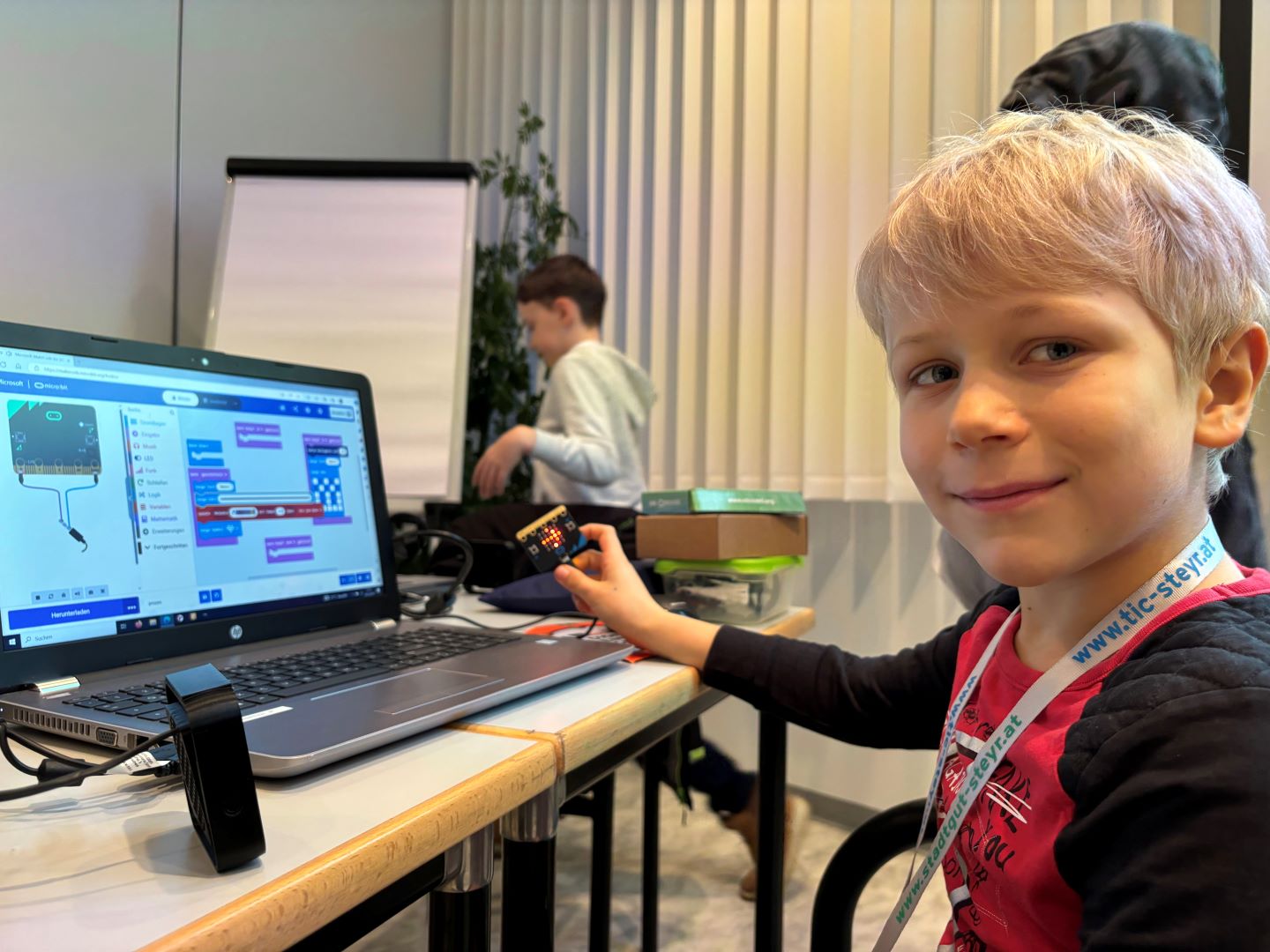 Ein Junge programmiert mit Micro:bits