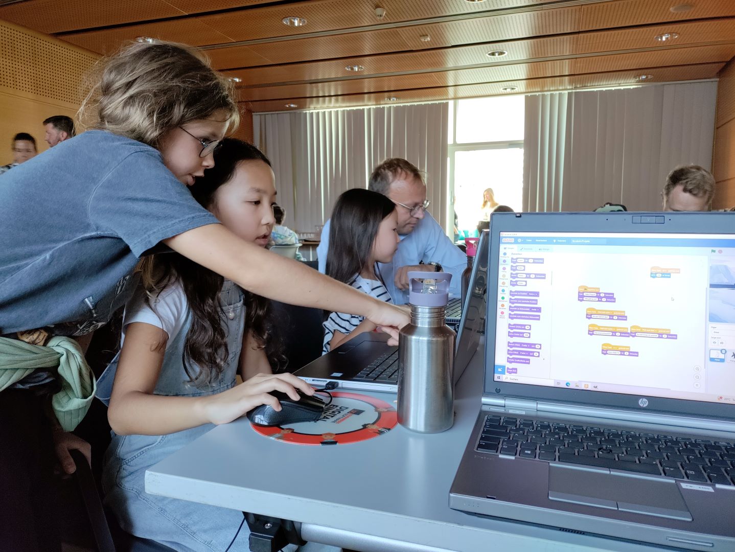 Kinder unterstützen sich gegenseitig bei CoderDojo Steyr