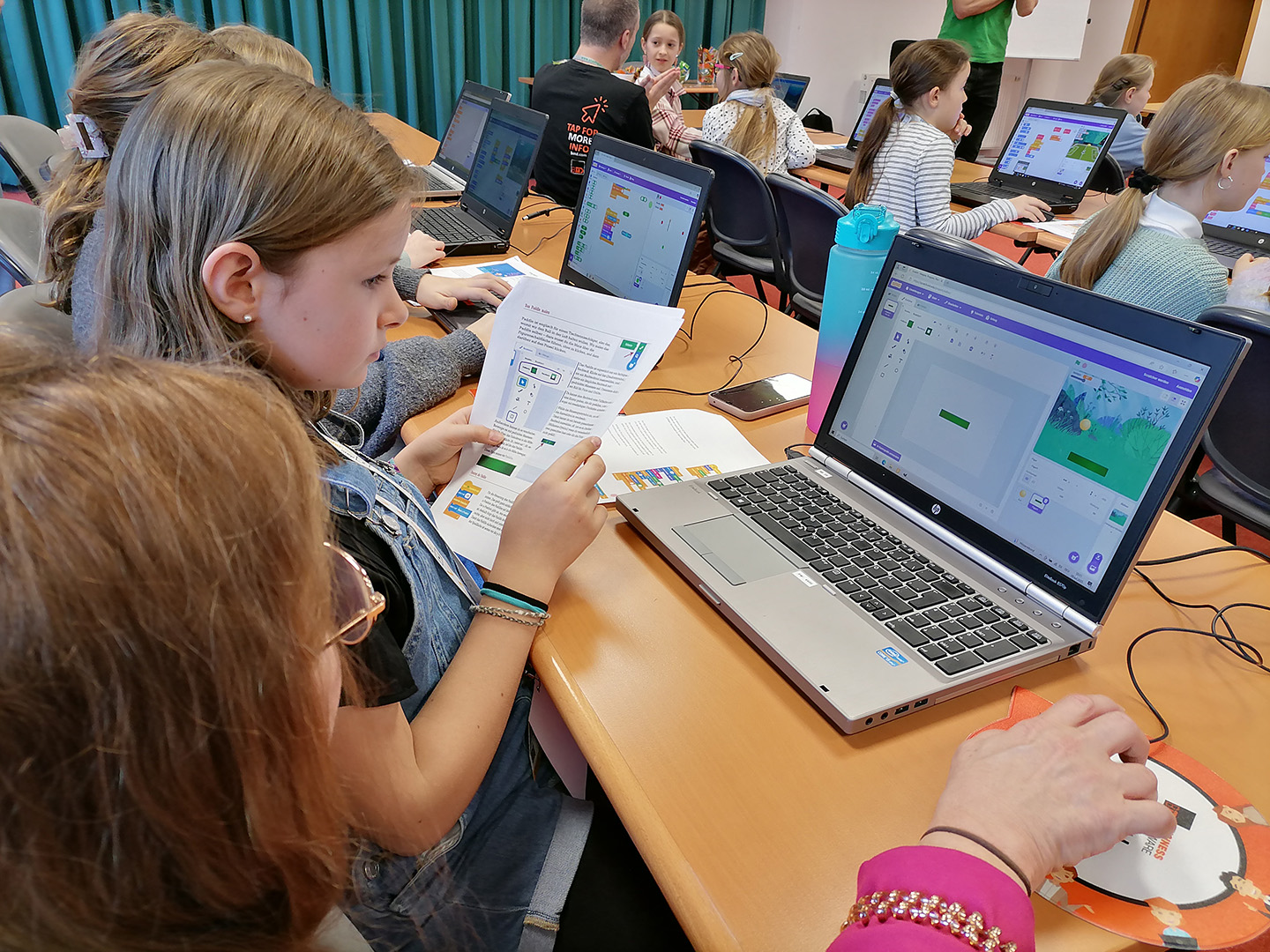 46 Mädchen programmieren begeistert beim Girls Special