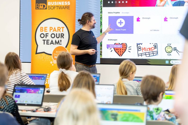 Mädchen beim Micro:Bits programmieren