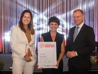 Am 14. September 2021 wurde CoderDojo Steyr mit dem Regionalitätspreis 2021 in der Kategorie "Regional & Digital" prämiert. LH Stelzer gratuliert Initiatorin Maria Pernegger (links) und Daniela Zeiner (mitte)