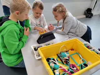 Drei Kinder am werkeln mit Microbits