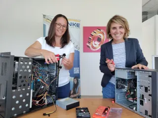 Veronika Krempl (NKE Austria, links) und Daniela Zeiner (TIC Steyr / CoderDojo Steyr) mit offenem Computer Tower