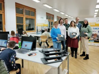 Coderdojo Mitarbeiter mit gespendeten Laptops
