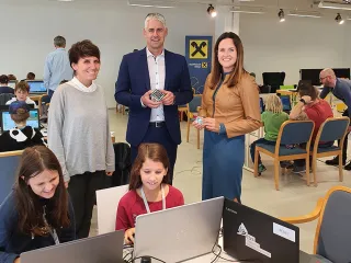Andreas Schmidbauer (Mitte), Vorsitzender der Geschäftsleitung der Raiffeisenbank Steyr bei der Übergabe der Laptops an Daniela Zeiner, Geschäftsführerin TIC Steyr (r.) und Maria Pernegger, Initiatorin des Programmierclubs CoderDojo Steyr (l.)