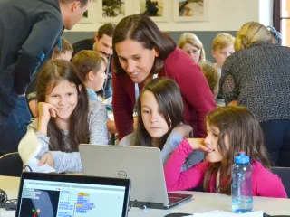 Mentorin Sonja Straßer mit ihre drei Töchtern beim CoderDojo Steyr