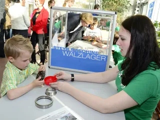 Kinder erforschen Wälzlager im TIC Steyr bei der Langen Nacht der Forschung 2016.