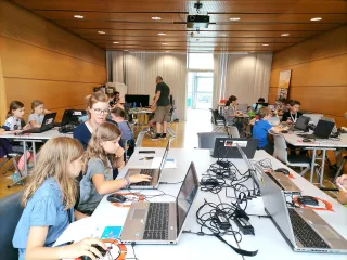 Kinder lernen im TIC Steyr bei CoderDojo Steyr spielerisch Programmieren.