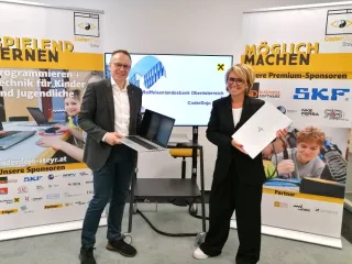 2 Personen präsentieren Laptops